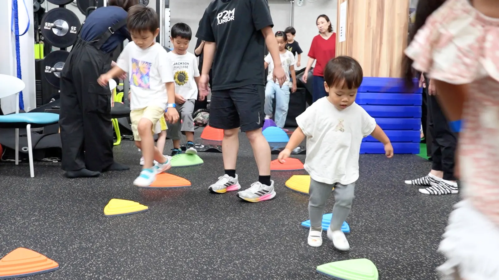 遊びの中で運動を楽しむ未就学児