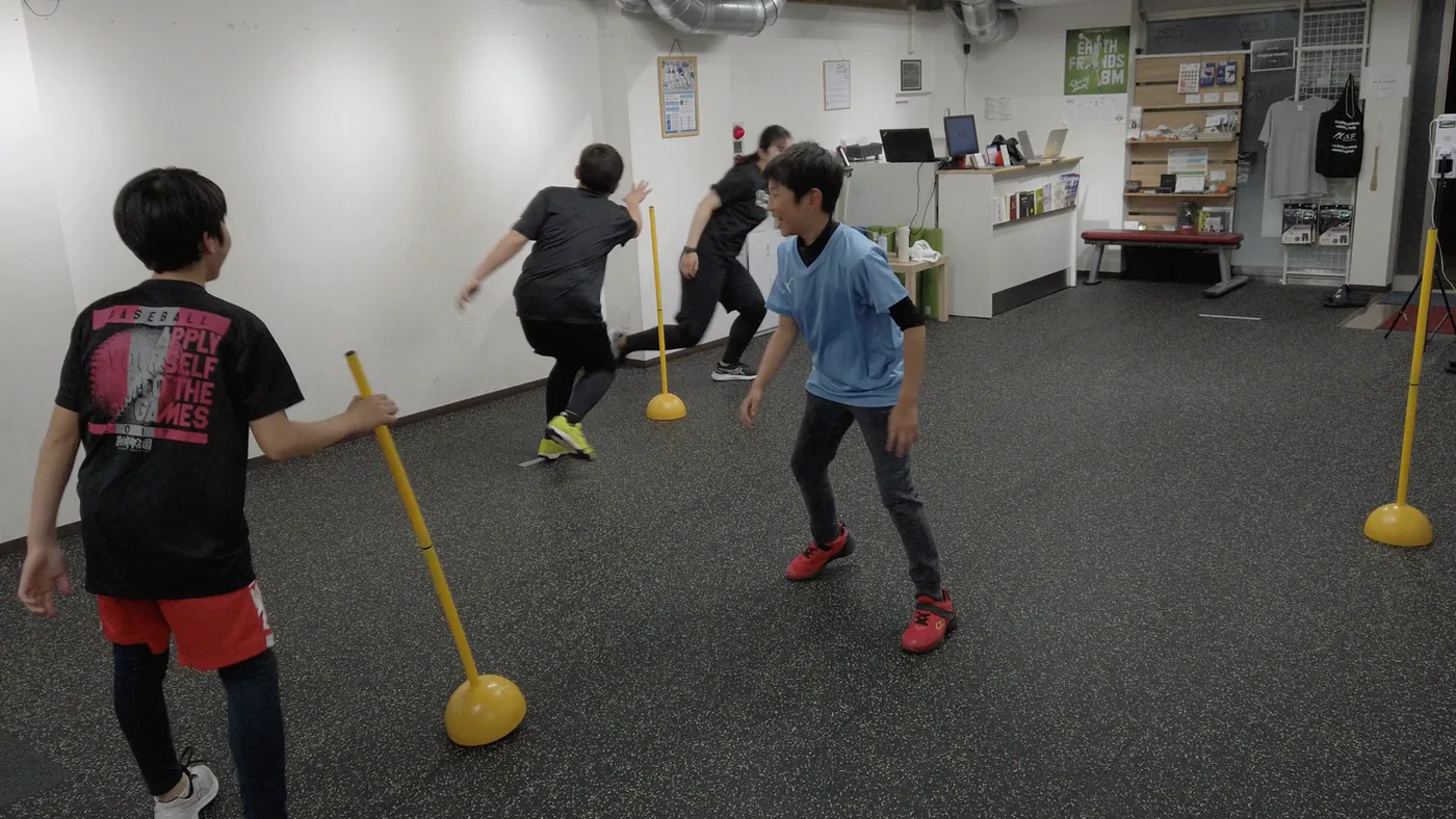 ポールの間を駆け抜ける小学生たち