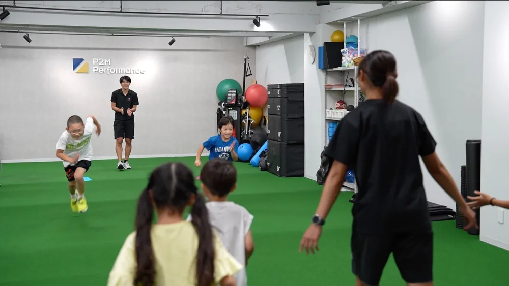 スタートから加速する高学年の子どもとコーチ
