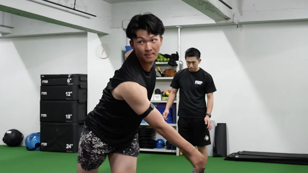 メディシンボールスローで競技動作へ力の発揮をつなげる様子
